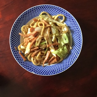 スパムの焼きうどん（ニンニク醤油味）